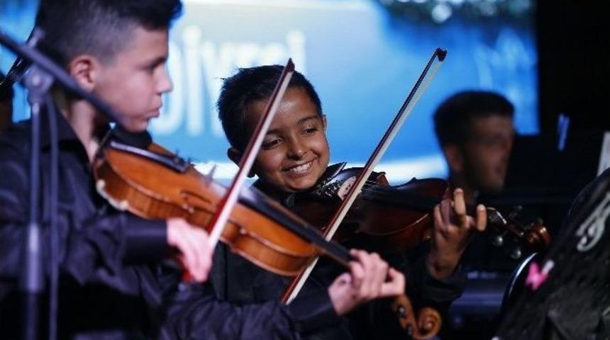 İzmir&rsquo;in Gen&ccedil; Yetenekleri İlk A&ccedil;ık Hava Konserini Yaptı