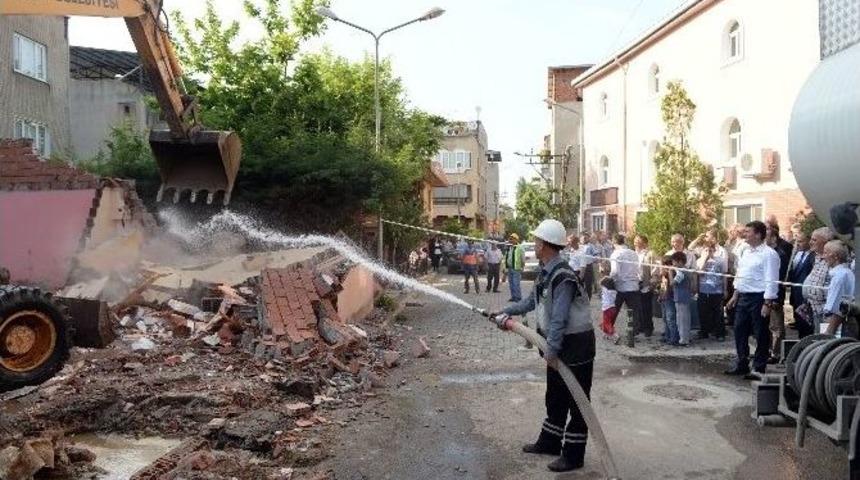 Başaran Mahallesinde Kamulaştırılan Binalar Yıkıldı