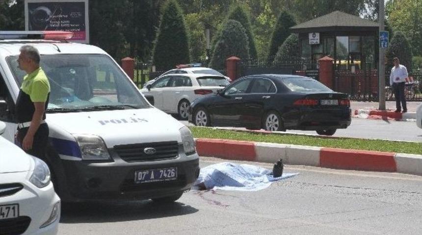 Antalya&rsquo;da Yolun Karşısına Ge&ccedil;mek İsteyen Yaşlı Adama İki Otomobil &Ccedil;arptı