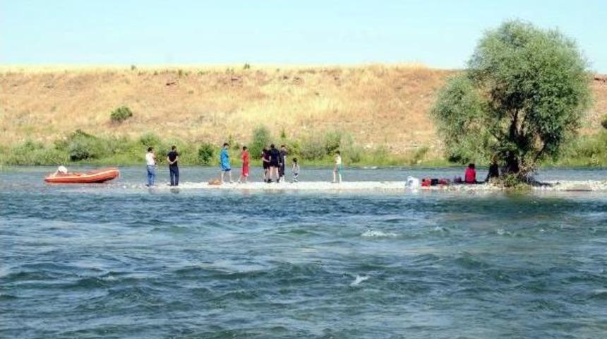 Baraj Kapakları Açılında Dicle Nehri'ndeki Adacıkta Mahsur Kaldılar