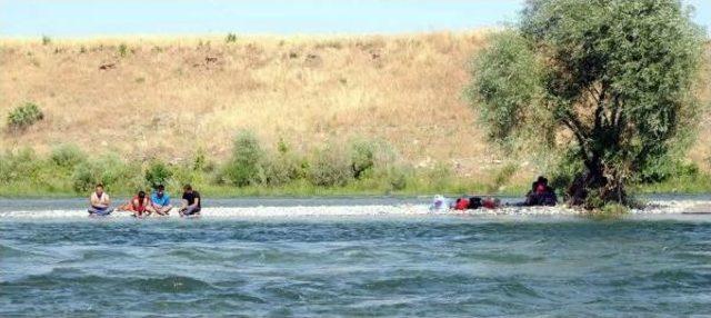 Baraj Kapakları Açılında Dicle Nehri'ndeki Adacıkta Mahsur Kaldılar