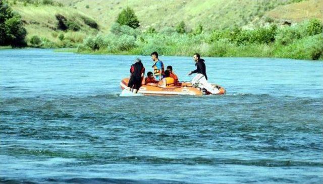 Baraj Kapakları Açılında Dicle Nehri'ndeki Adacıkta Mahsur Kaldılar