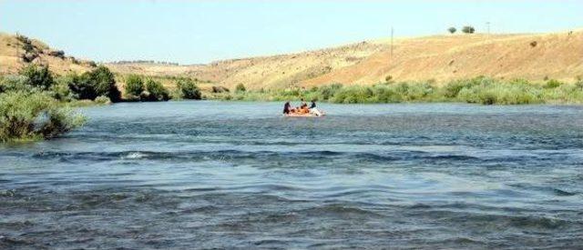 Baraj Kapakları Açılında Dicle Nehri'ndeki Adacıkta Mahsur Kaldılar