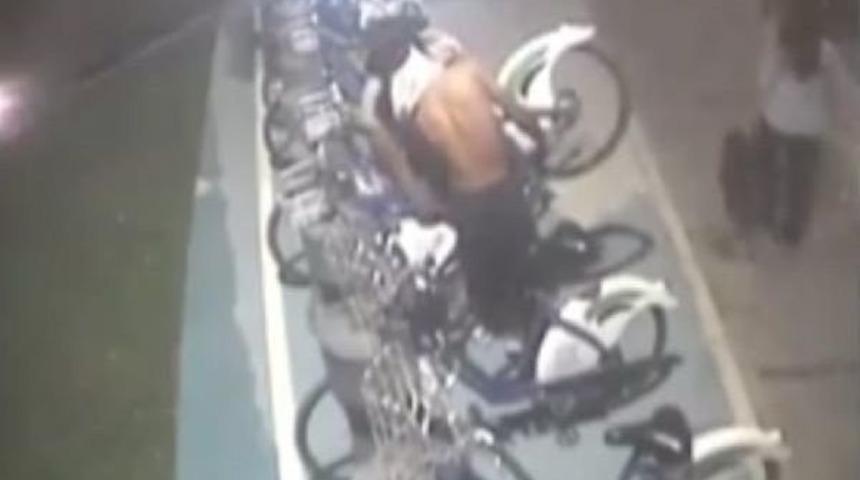 &Ccedil;evredekilere Aldırmadan &Ccedil;aldılar