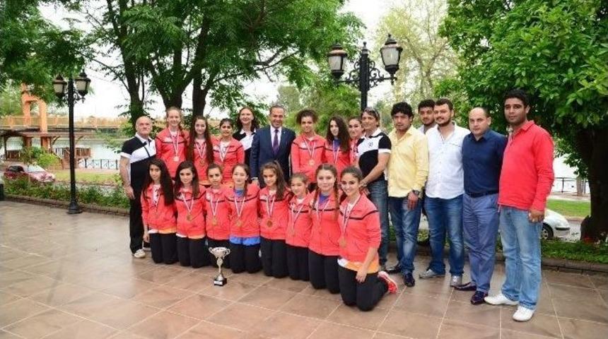 Şampiyonlardan Başkan S&ouml;zl&uuml;&rsquo;ye Ziyaret