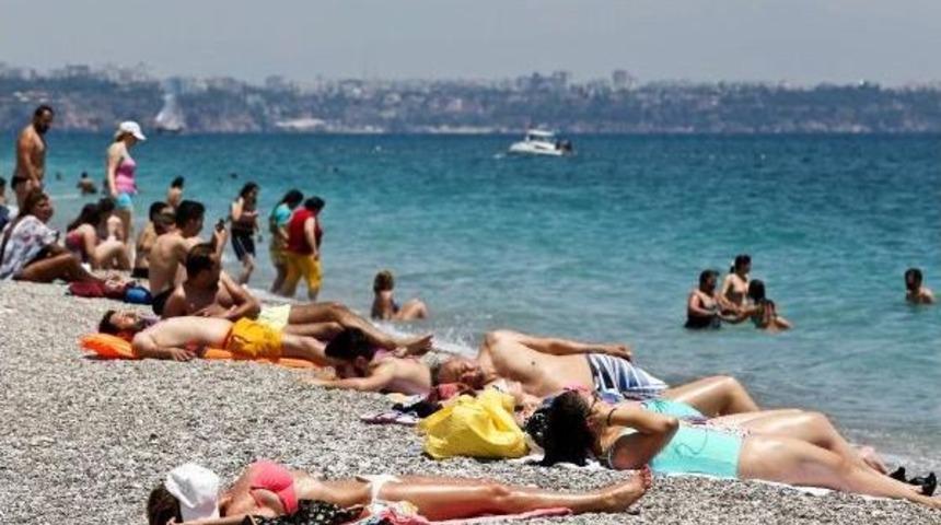 Antalya'da Sahiller Doldu Taştı