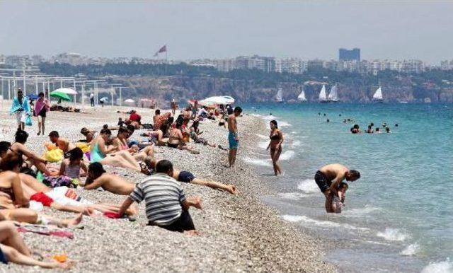 Antalya'da Sahiller Doldu Taştı