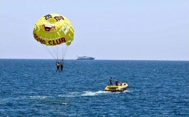 Antalya'da Sahiller Doldu Taştı