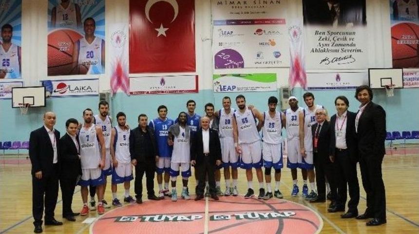 Başkan Akg&uuml;n, T&uuml;yap B&uuml;y&uuml;k&ccedil;ekmece Basketbol Takımı&rsquo;nı Kutladı