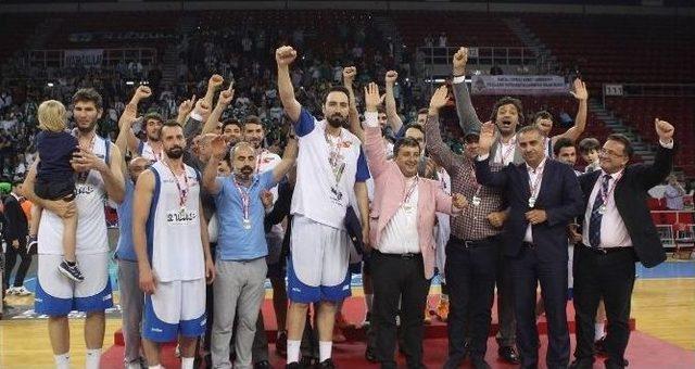 Başkan Akg&uuml;n, T&uuml;yap B&uuml;y&uuml;k&ccedil;ekmece Basketbol Takımı&rsquo;nı Kutladı 1