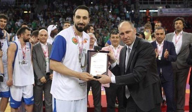 Başkan Akg&uuml;n, T&uuml;yap B&uuml;y&uuml;k&ccedil;ekmece Basketbol Takımı&rsquo;nı Kutladı 2