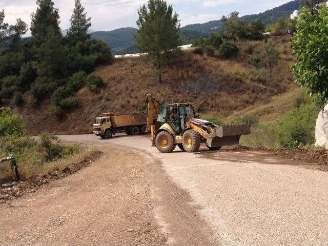 Kumluca’da Mahalle Yollarında Çalışmalar Sürüyor