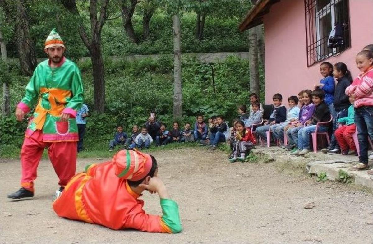 (&ouml;zel Haber) Hacivat-karag&ouml;z Oyunu K&uuml;rt&ccedil;e Sahnelendi