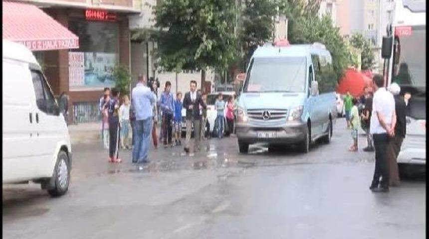 Annesinin Elinden Kurtulan 2,5 Yaşındaki Emir'e Minib&uuml;s &Ccedil;arptı