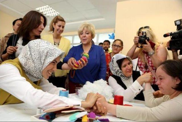 S&uuml;meyye Erdoğan, Antalya da Engelli Rehabilitasyon Merkezini Ziyaret Etti 3
