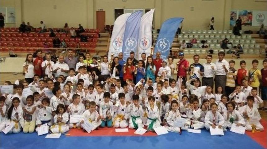 Burhaniyeli Minikler Ayvalık&rsquo;ta B&uuml;y&uuml;k Başarı G&ouml;sterdi