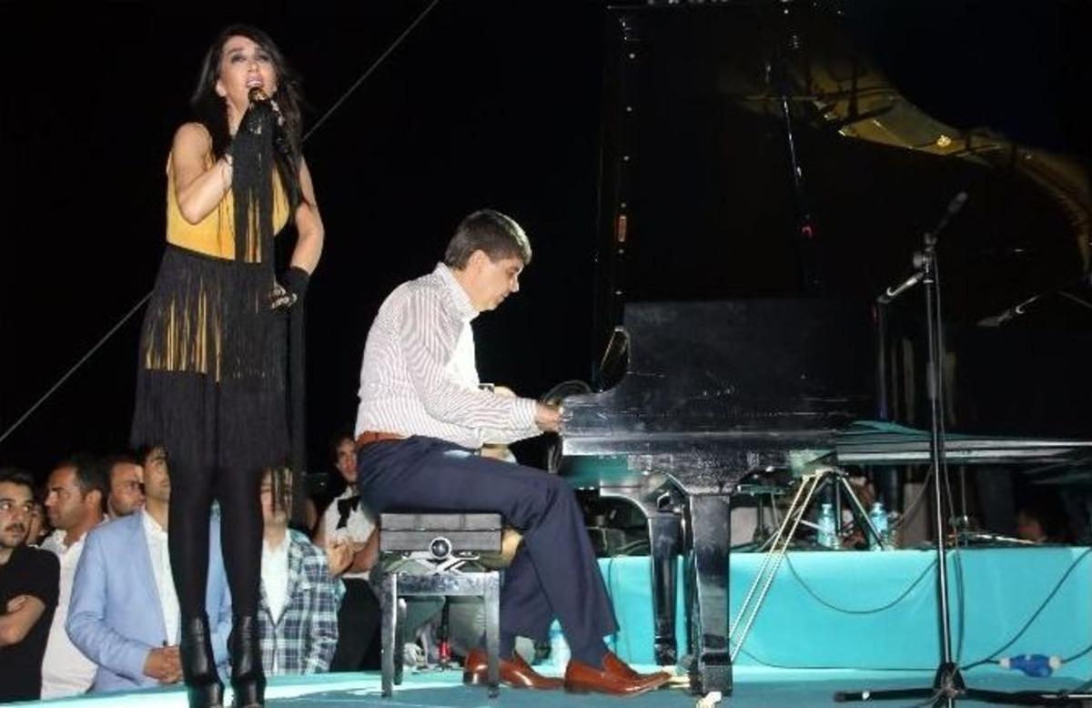 Hande Yener Antalyalı Hayranları İle Buluştu