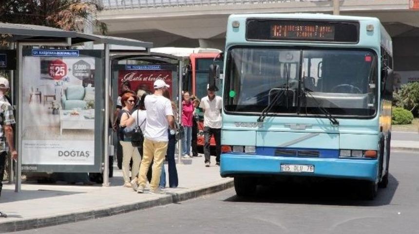 İzmirliler &Uuml;cretsiz Ulaşımın Keyfini S&uuml;r&uuml;yor