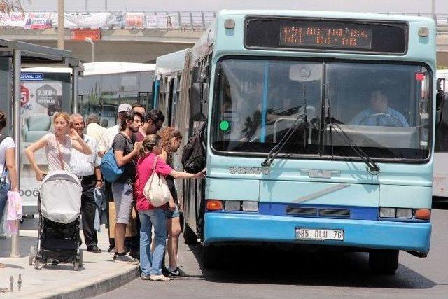 İzmirliler Ücretsiz Ulaşımın Keyfini Sürüyor