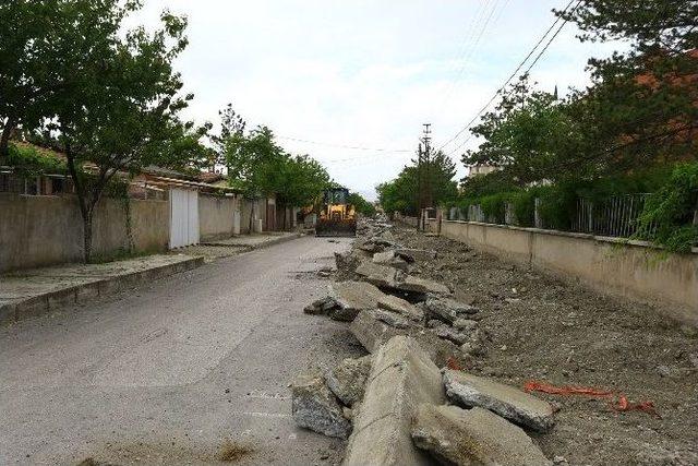 Kaldırım Çalışmaları Akşemsettin Mahallesi’nde Devam Ediyor