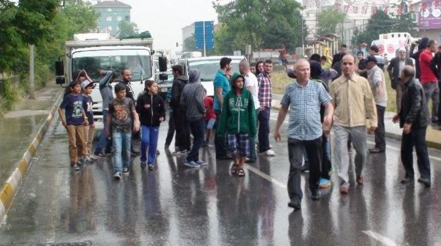 (&ouml;zel Haber) Yağmurun Altında Yol Kapatıp Eylem Yaptılar