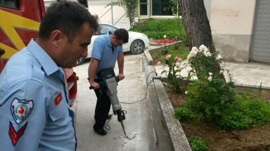 Yağmur Suyu Borusuna Sıkışan Kediyi İtfaiye Ekipleri Kurtardı