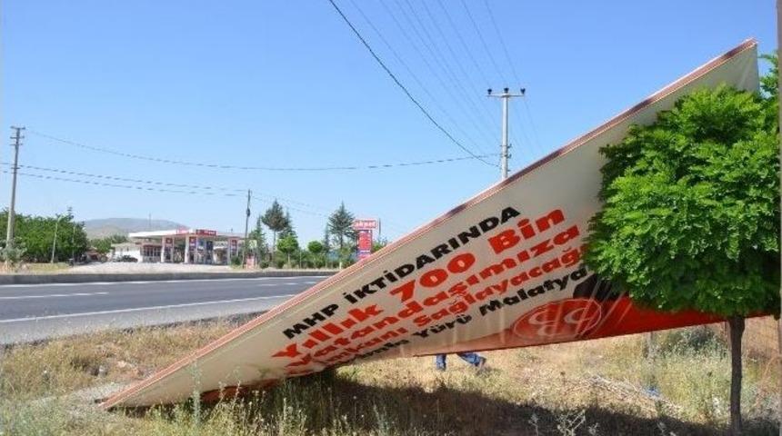 Mhp&rsquo;li Yıldız&rsquo;ın Reklam Tabelalarına Zarar Verdiler