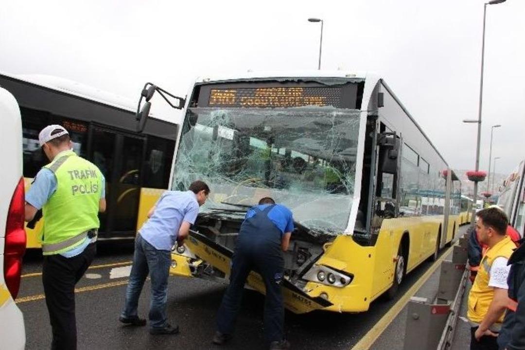 Ayvansaray&rsquo;da İki Metrob&uuml;s &Ccedil;arpıştı: 3&rsquo;&uuml; Ağır 16 Yaralı