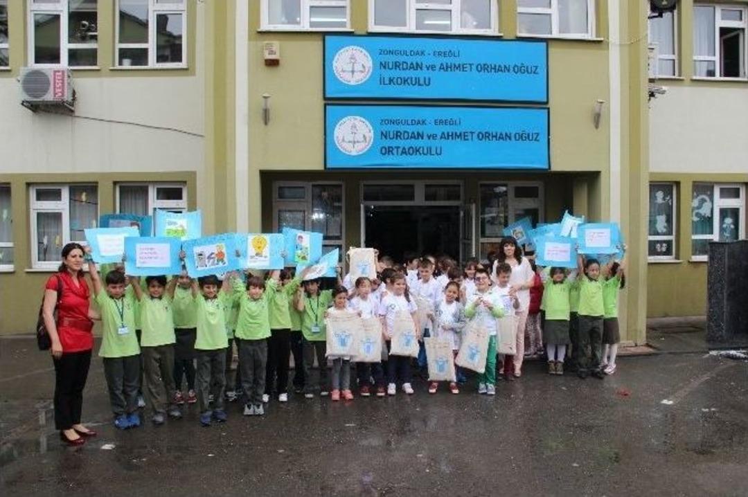 &Ccedil;evreci &Ouml;ğrenciler Temiz &Ccedil;evre İ&ccedil;in Bez Torba Kullanmaya &Ccedil;ağırdı