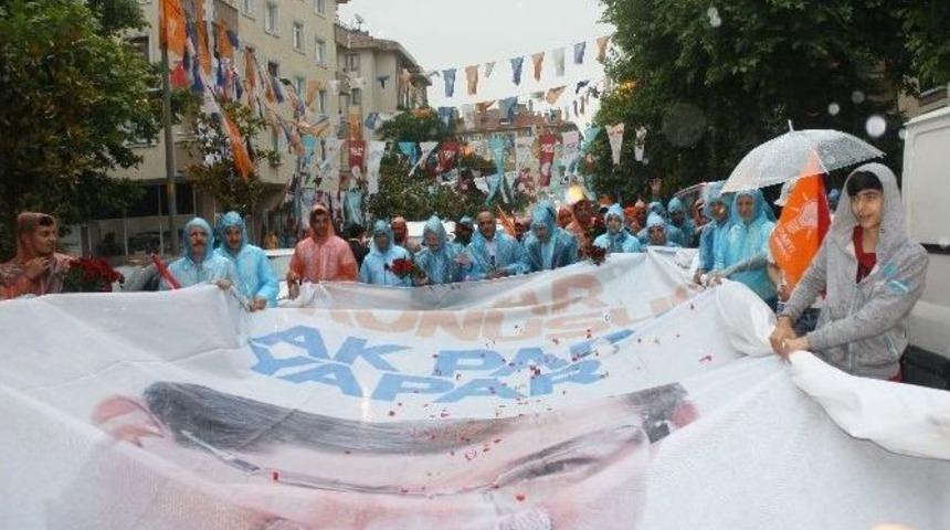 Ak Partililerden Yağmur Altında Sevgi Y&uuml;r&uuml;y&uuml;ş&uuml;