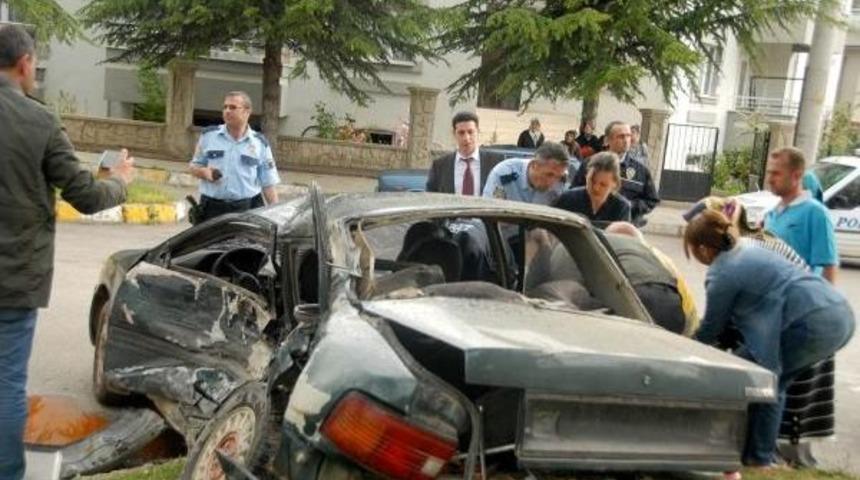 Otomobille Kamyonet &Ccedil;arpıştı: 1 &Ouml;l&uuml;, 3 Yaralı