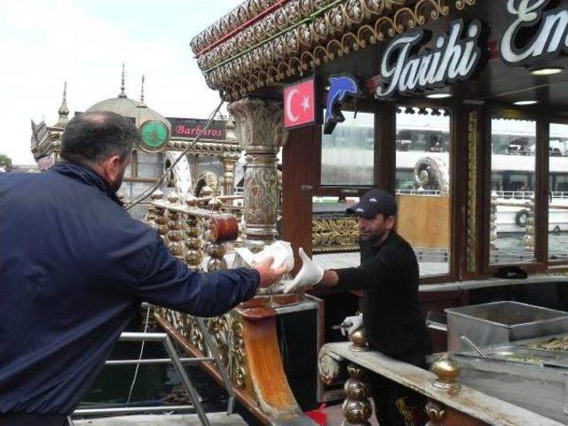 Dövizdeki Yükseliş, Eminönü’Ndeki Balık- Ekmek Teknelerini De Etkiledi