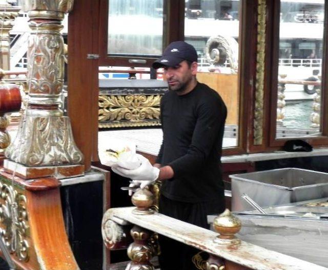 Dövizdeki Yükseliş, Eminönü’Ndeki Balık- Ekmek Teknelerini De Etkiledi