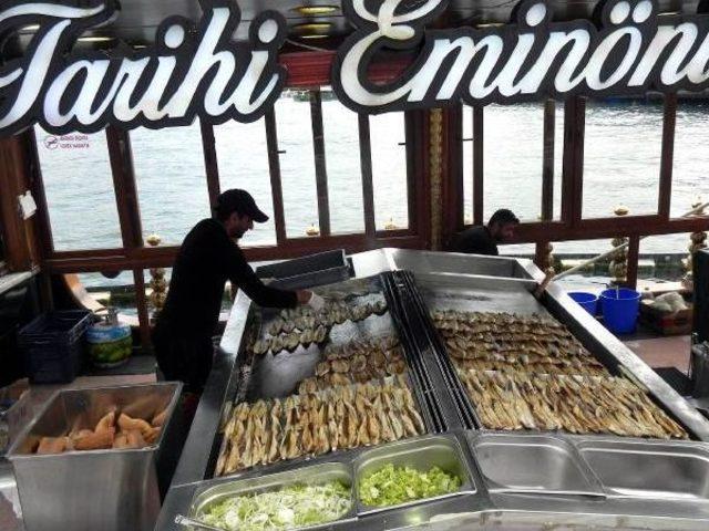 Dövizdeki Yükseliş, Eminönü’Ndeki Balık- Ekmek Teknelerini De Etkiledi