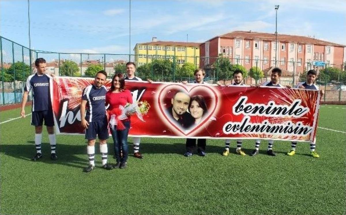 Trib&uuml;ndeki Sevgilisine Pankartla Evlilik Teklifi Yaptı