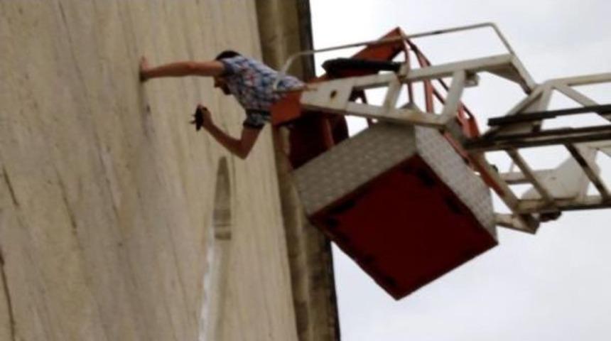 Cami Duvarında Ayağı Sıkışan Kırlangıcı Itfaiye Kurtardı