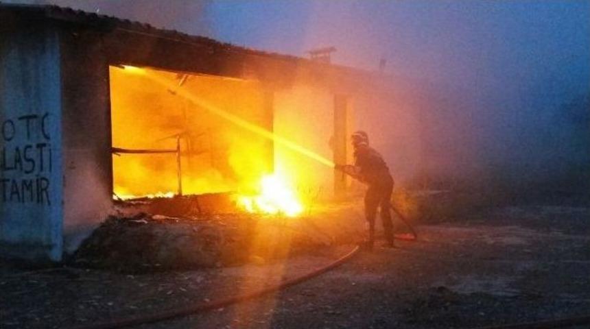 Akaryakıt İstasyonunun Yanındaki İşyeri Alev Alev Yandı