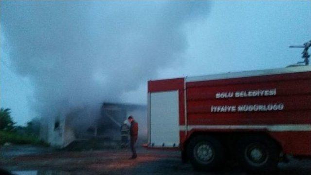 Akaryakıt İstasyonunun Yanındaki İşyeri Alev Alev Yandı 1