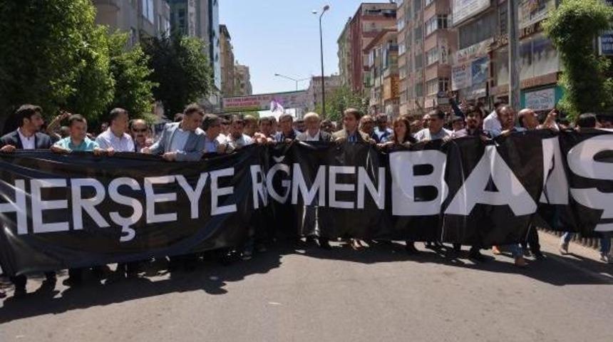 Diyarbakır'da Bombalı Saldırı Protesto Edildi, &Ouml;lenler Toprağa Verildi