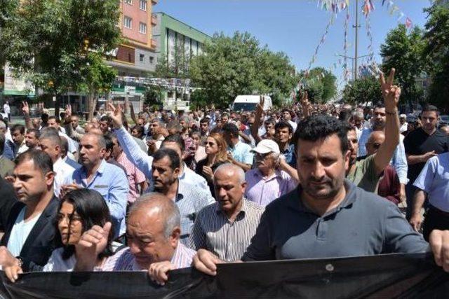 Diyarbakır da Bombalı Saldırı Protesto Edildi, Ölenler Toprağa Verildi 1