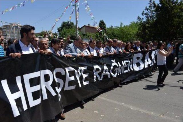 Diyarbakır da Bombalı Saldırı Protesto Edildi, Ölenler Toprağa Verildi 2