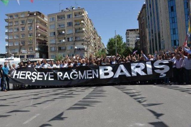 Diyarbakır da Bombalı Saldırı Protesto Edildi, Ölenler Toprağa Verildi 3