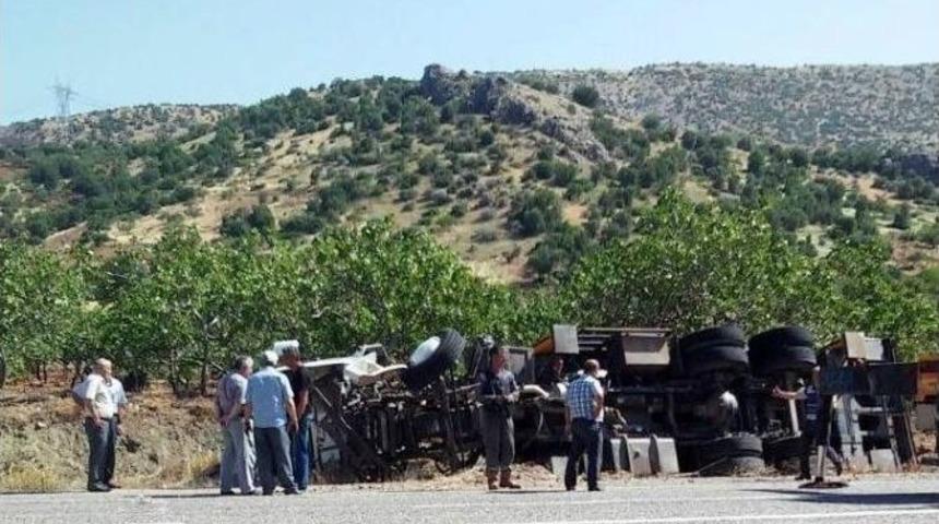 Vin&ccedil; Kamyonu Devrildi: 1 Yaralı