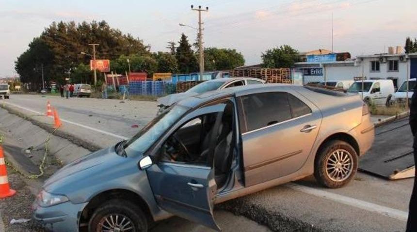 Trafiğe Kapalı Yolda Kaza: 2 &Ouml;l&uuml;, 3 Yaralı