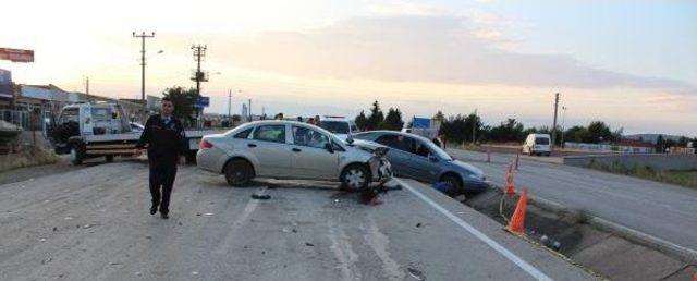 Trafiğe Kapalı Yolda Kaza: 2 &Ouml;l&uuml;, 3 Yaralı 3