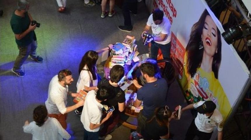 &Uuml;nl&uuml; Pop Sanat&ccedil;ısı Demet Akalın Forum Kayseri&rsquo;de Hayranlarıyla Buluştu