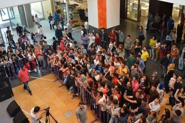 Ünlü Pop Sanatçısı Demet Akalın Forum Kayseri’de Hayranlarıyla Buluştu