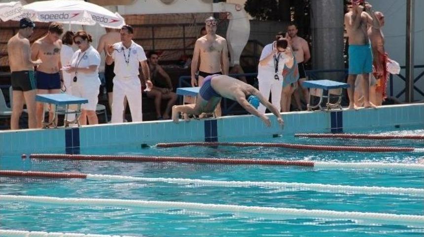 Boğazi&ccedil;i Kıtalararası Y&uuml;zme Yarışı Se&ccedil;meleri S&uuml;r&uuml;yor