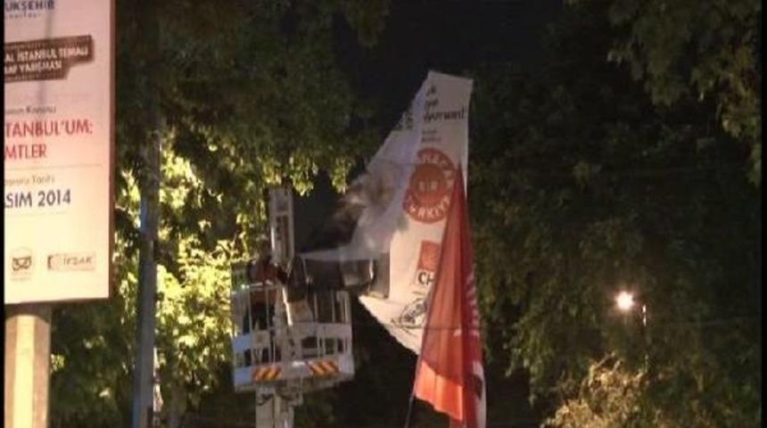 Parti Pankart Ve Afişleri Toplanıyor