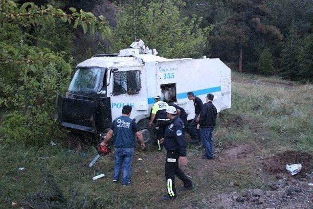 Başbakan’ın Mitinginden Dönen Toma Kaza Yaptı: 2 Polis Yaralı